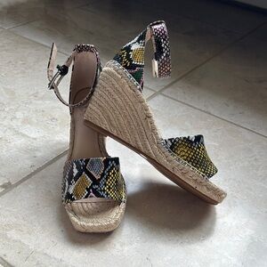 Vince Camuto Maaza Multicolor Rainbow Snake Wedge Sandals 6.5